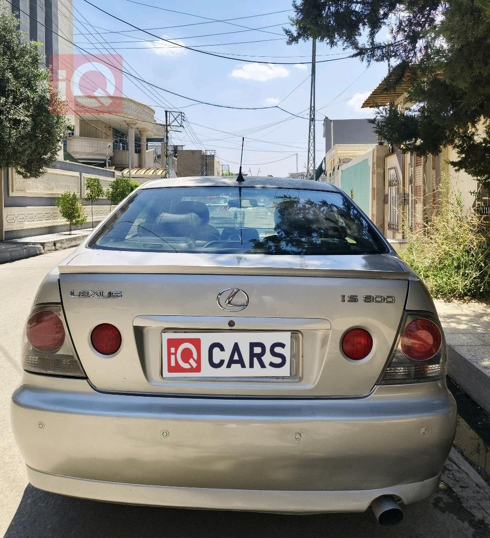 Lexus IS